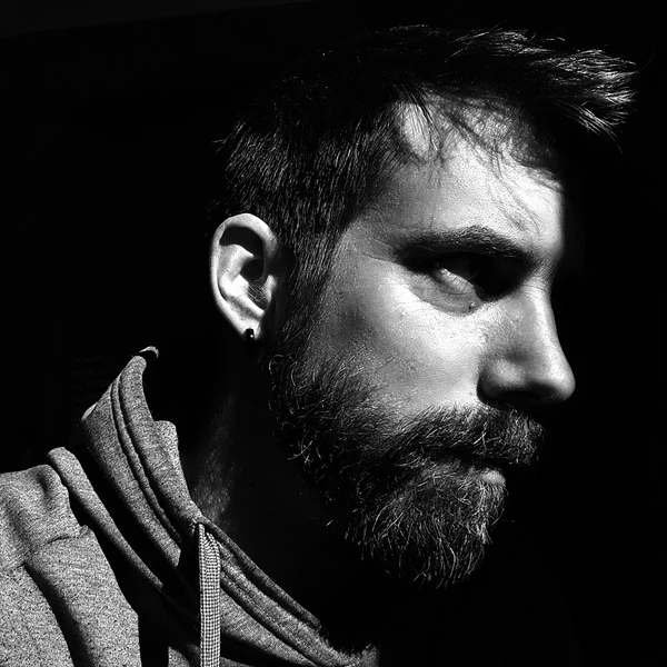 Crno-bijeli portret Anđelka Horvata, osnivača i vlasnika Angelyzea